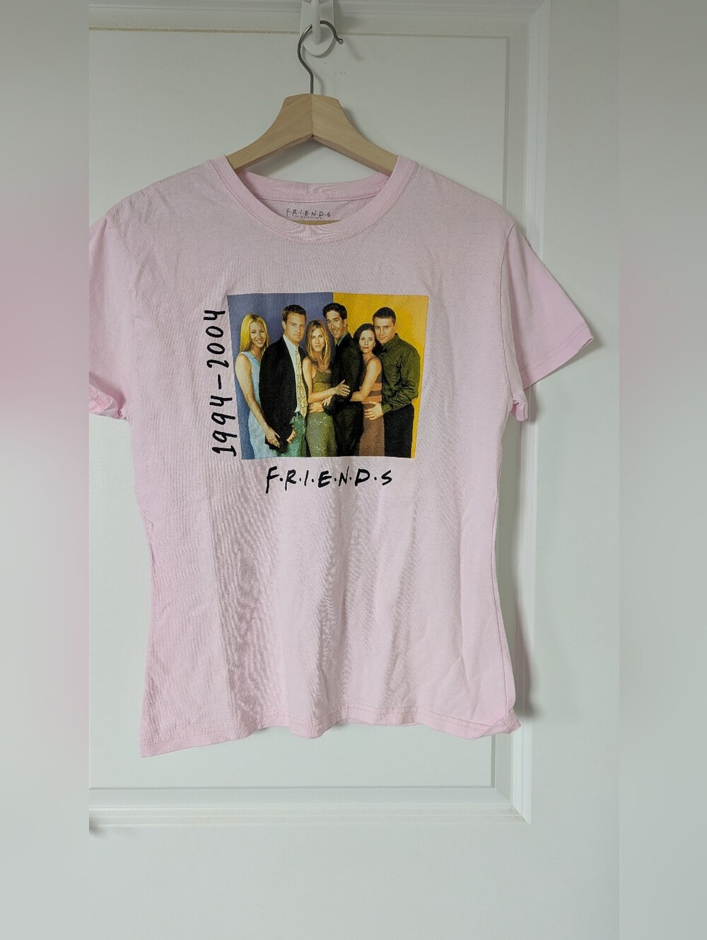 FRIENDS TV Cast Graphic Tee - Light Pink Size L - Picture 1 of 4